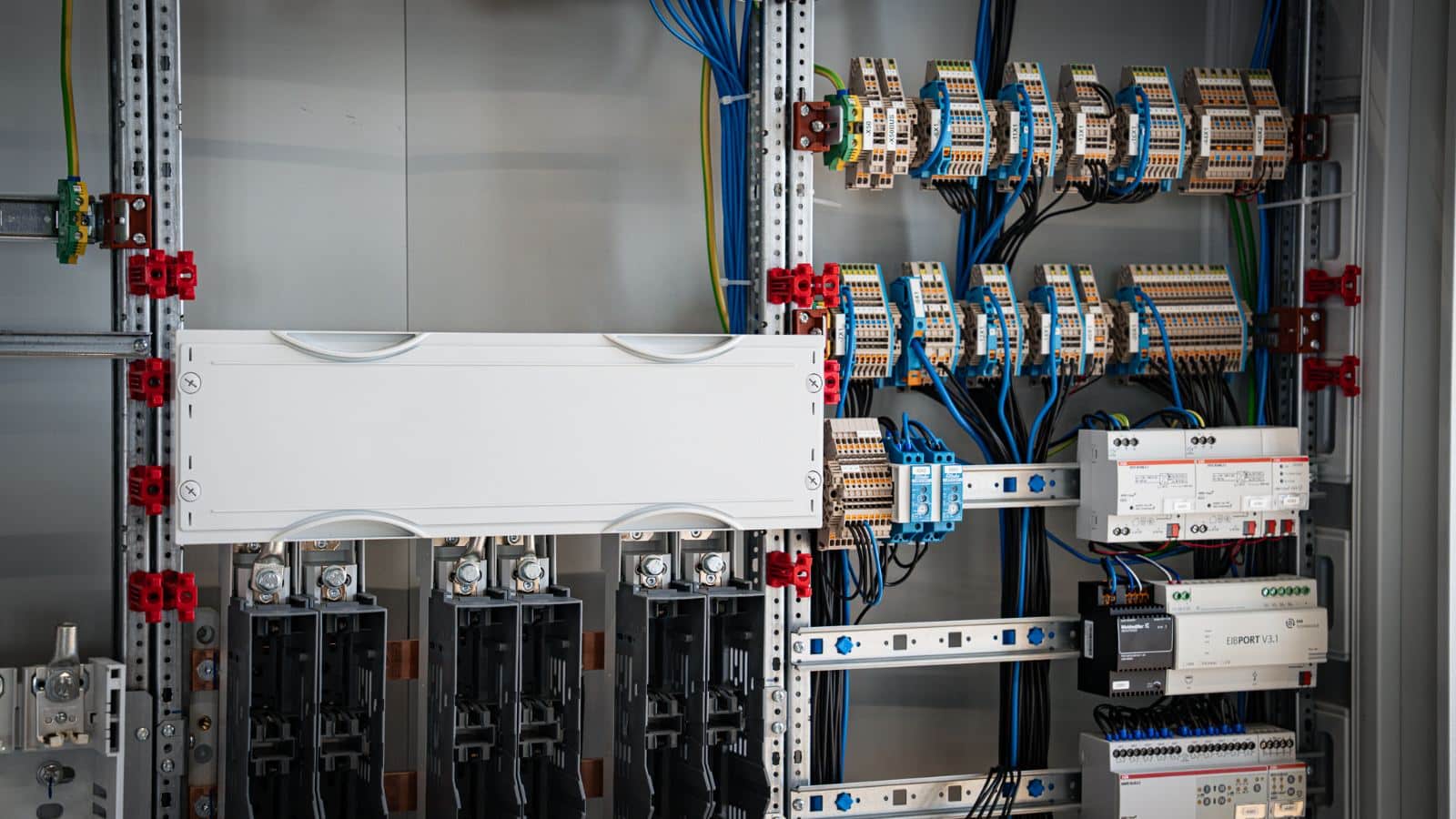 Schaltanlagenbau nach IEC 61439 für einen Logistik-Hub